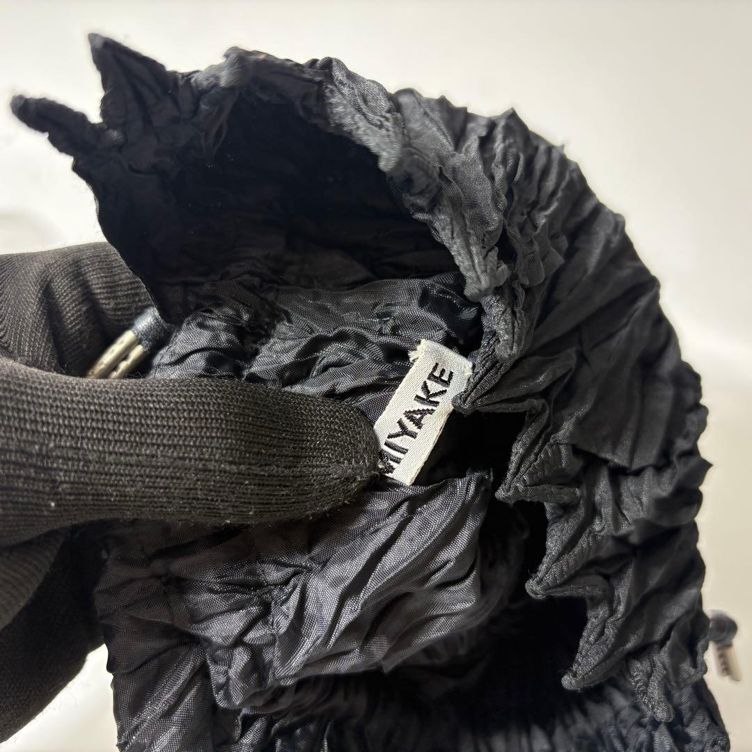 イッセイミヤケ　プリーツプリーズ　イッセイミヤケ　巾着　ポーチ　バッグブラック.