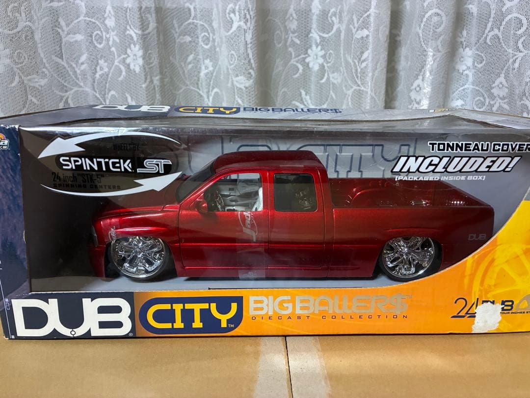 DUB CITY Chevrolet Silverado 1/18ミニカー