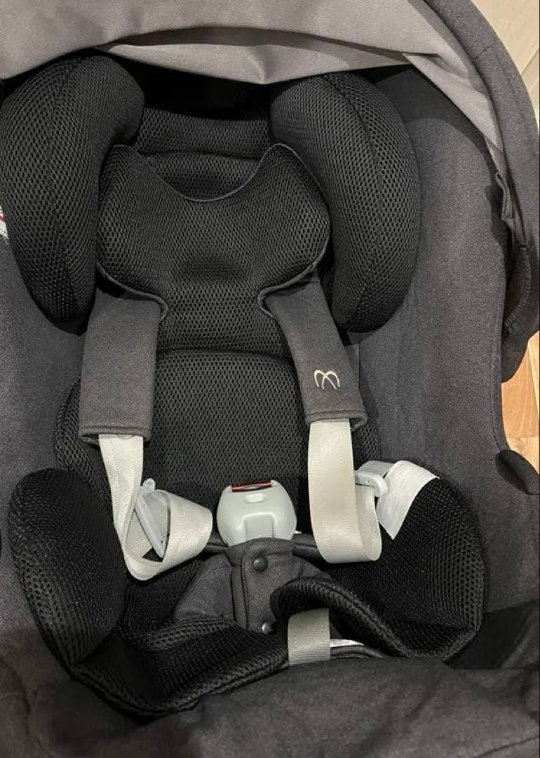 グレー チャイルドシート　エールべべ　クルットNT2