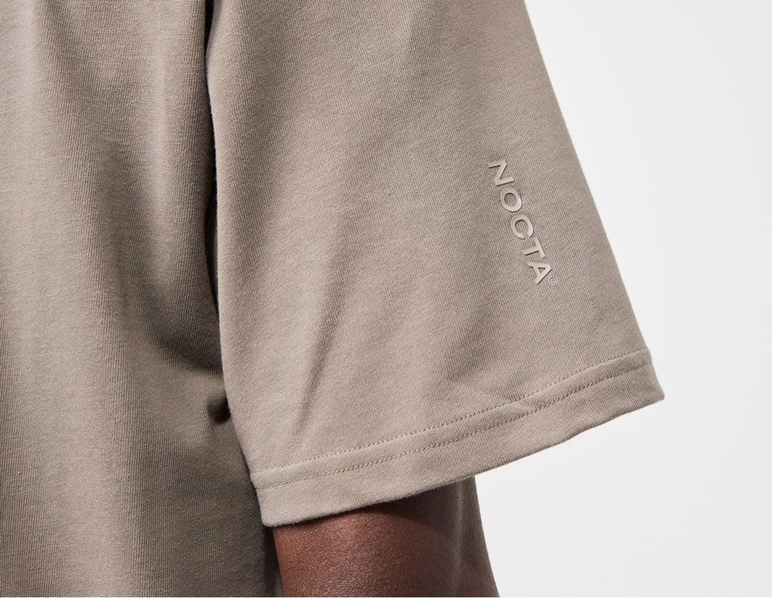 海外限定色☆ナイキx NOCTA【ショートスリーブグラフィックT】ブラウンL新品