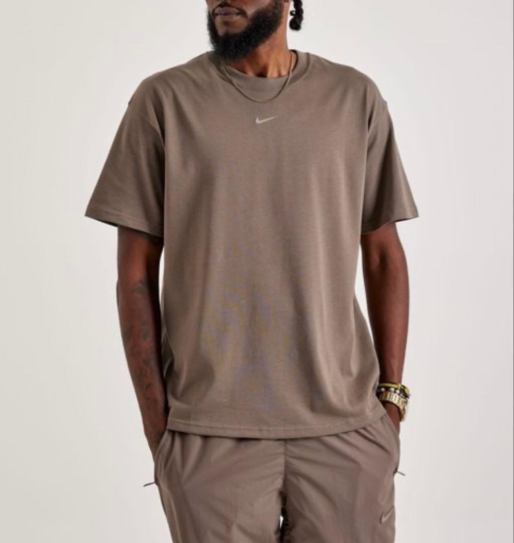 海外限定色☆ナイキx NOCTA【ショートスリーブグラフィックT】ブラウンL新品
