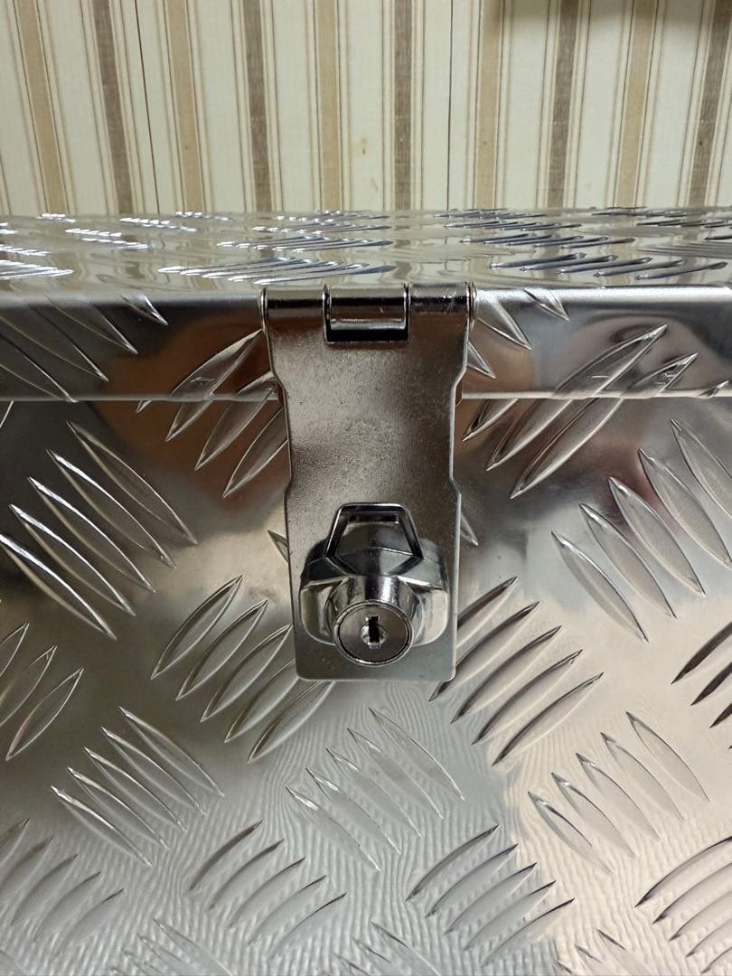 アルミボックス　鍵付き　軽トラ　ハイラックス