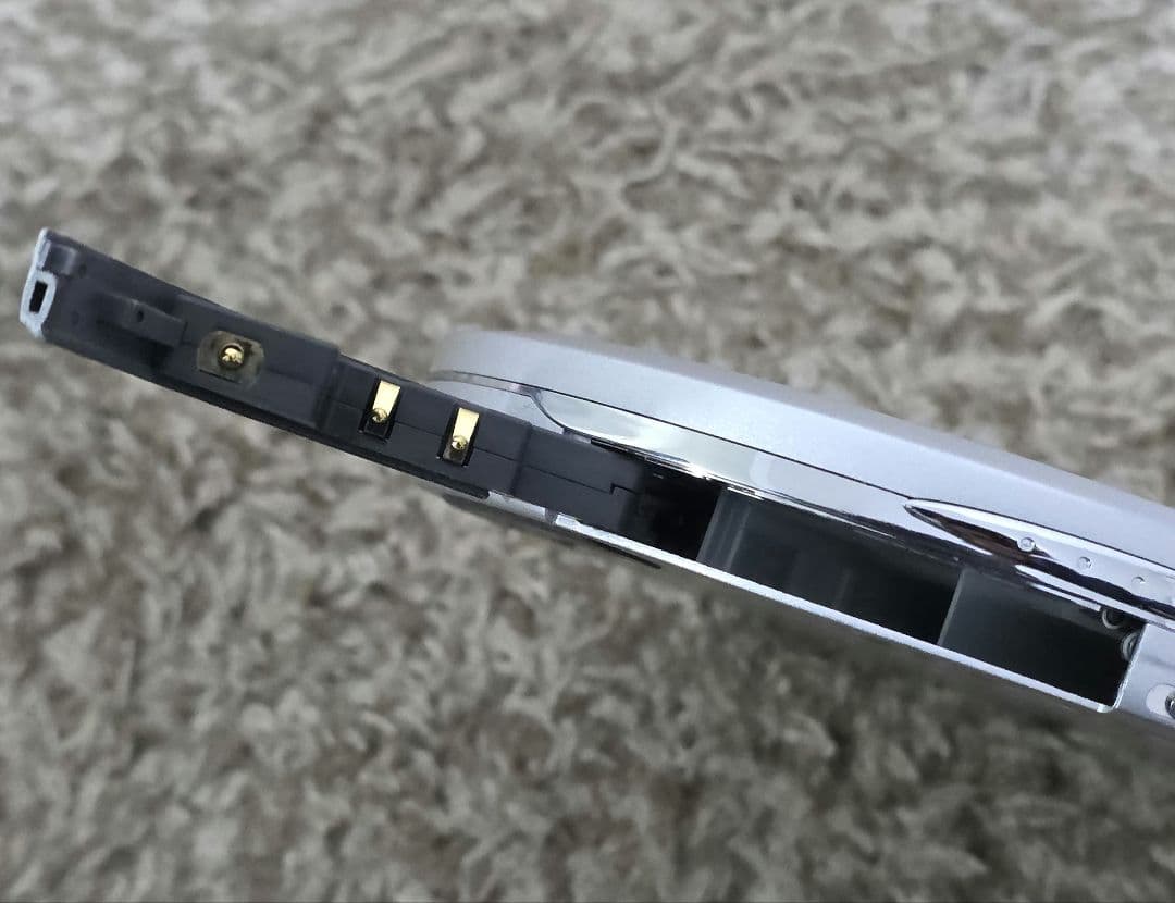 SONY　ソニー　CDWALKMAN D-E01 ケース付き