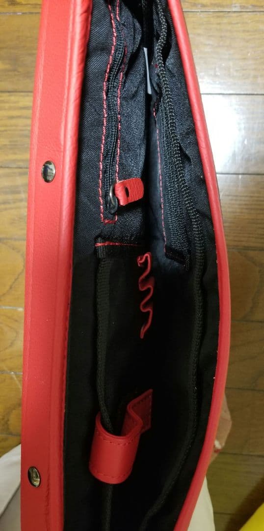 フェラーリ　ノートパソコン/タブレット用キャリアバッグ　ストラップ付き　本革