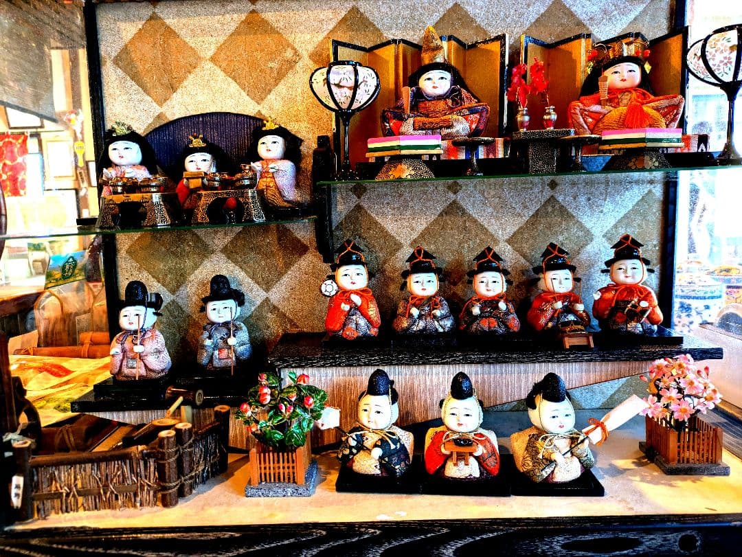 昭和30年代の木目込みお雛様 です 15人勢揃いしたコンパクトなアンティーク人形