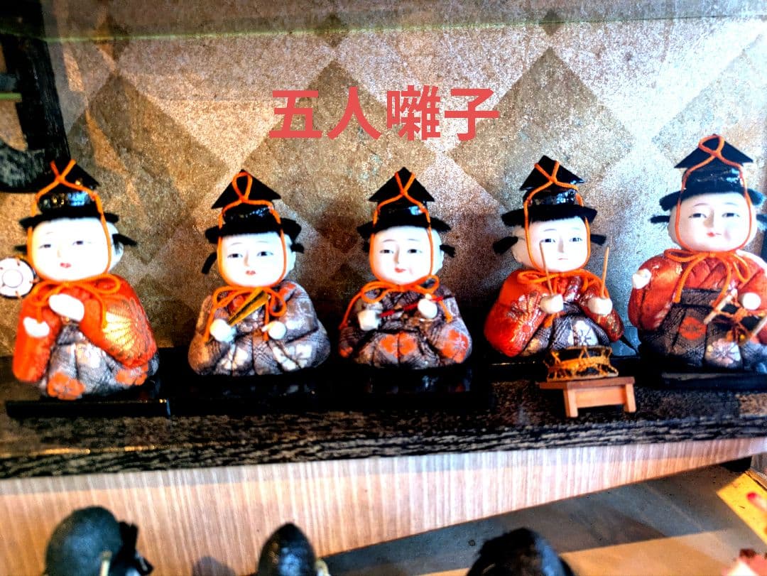 昭和30年代の木目込みお雛様 です 15人勢揃いしたコンパクトなアンティーク人形