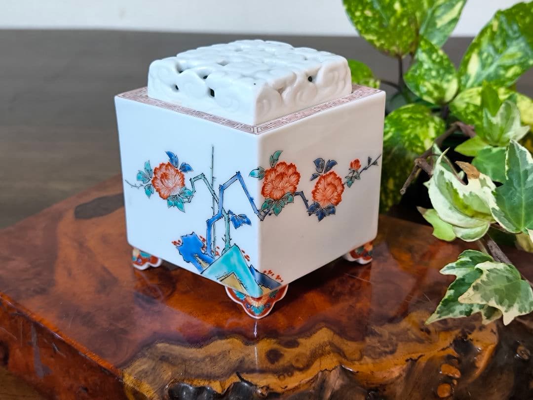 十二代　酒井田柿右衛門　牡丹紋様香炉　菱形香炉　共箱