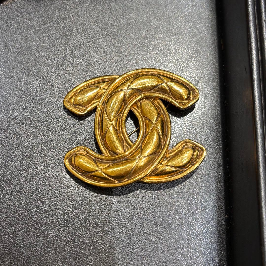 CHANEL シャネル マトラッセ　ココマーク ブローチ ゴールド メタル
