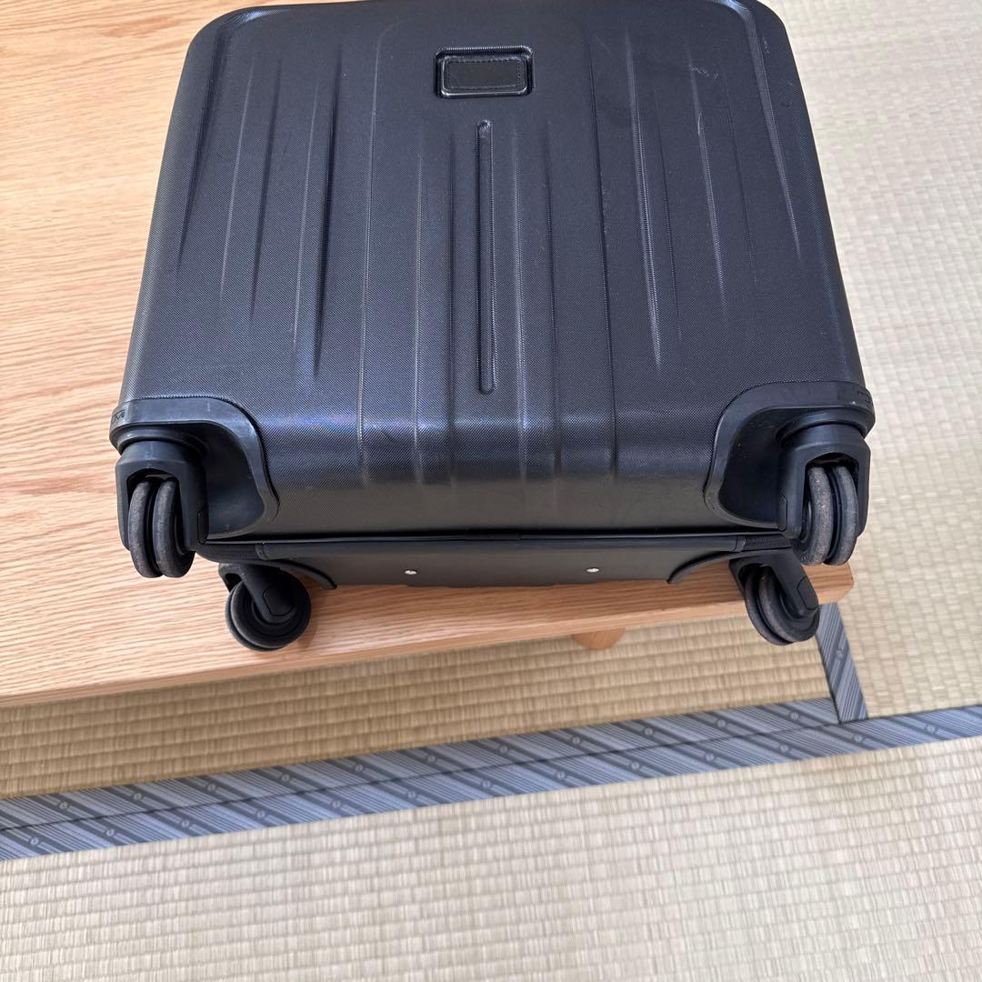 tumiブラックキャリーケース 4輪キャスター付き