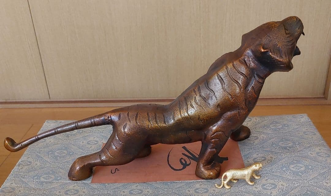 ブロンズ像 　虎　金属工芸　 置物　 オブジェ　　 アンティーク　 干支