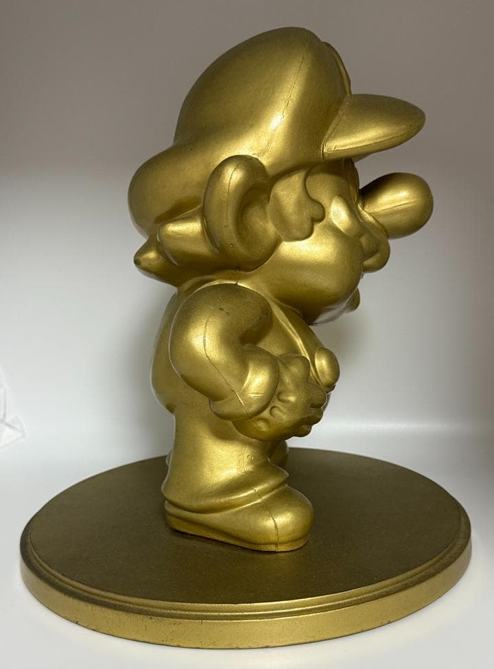 任天堂特約店 金のマリオ像・台座付き