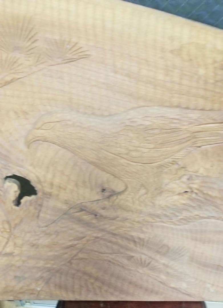 一枚板から彫刻された鷹です