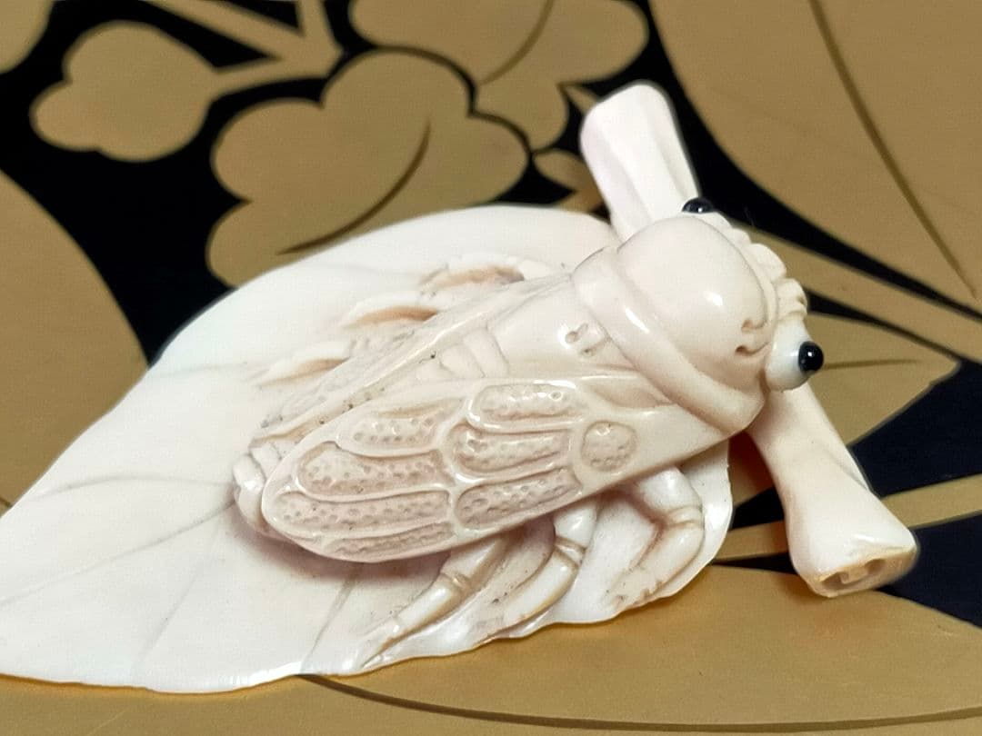♥　根付　蝉　セミ　在銘　骨董品　彫刻　アンティーク　レトロ