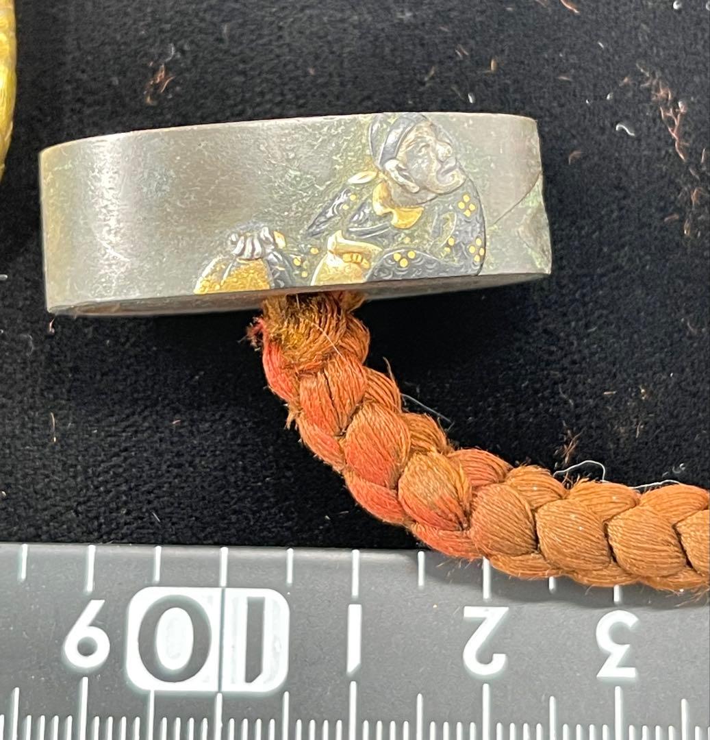 波模様の真鍮製鍔(つば)、鉄製の無銘鍔、栗型形象嵌根付、教利作