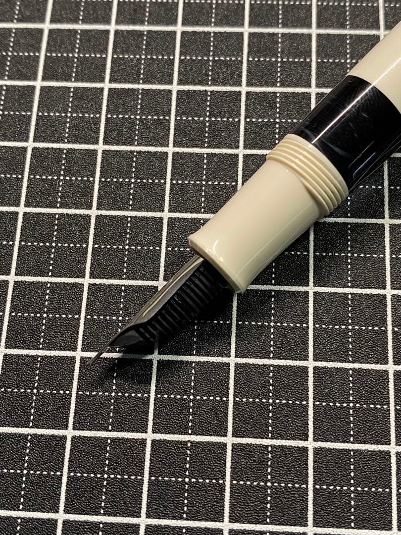 PELIKAN CLASSIC M205 WHITE 万年筆　字幅F