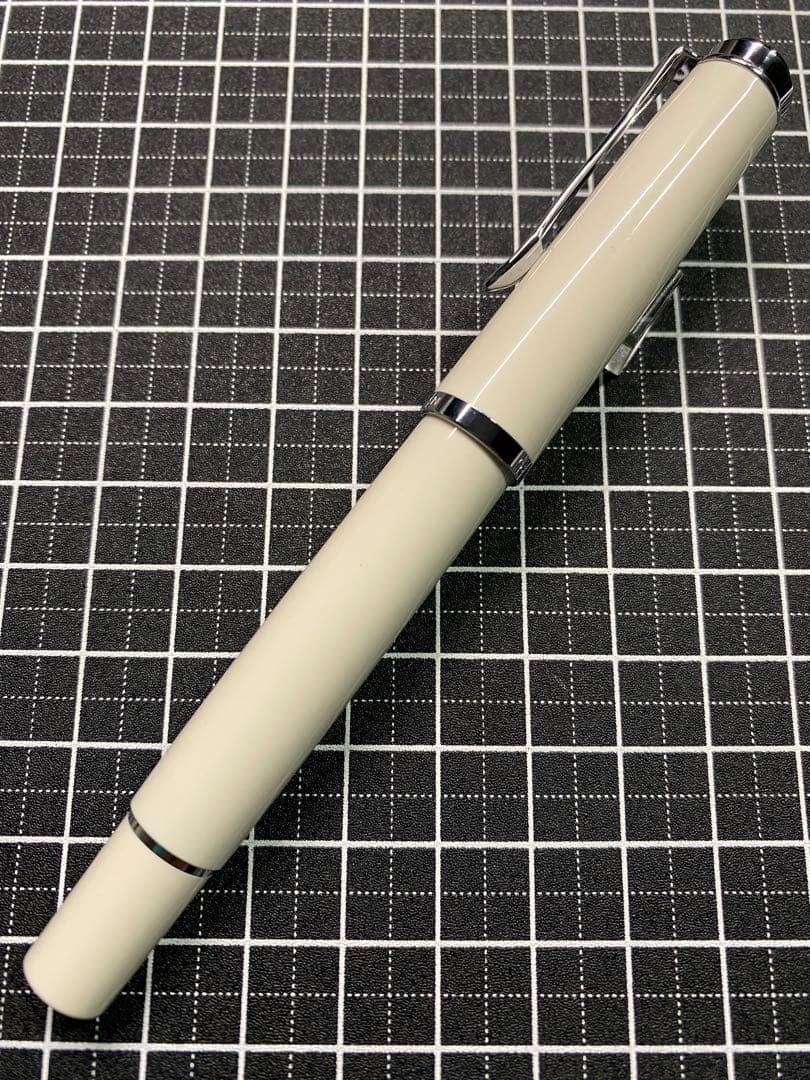 PELIKAN CLASSIC M205 WHITE 万年筆　字幅F