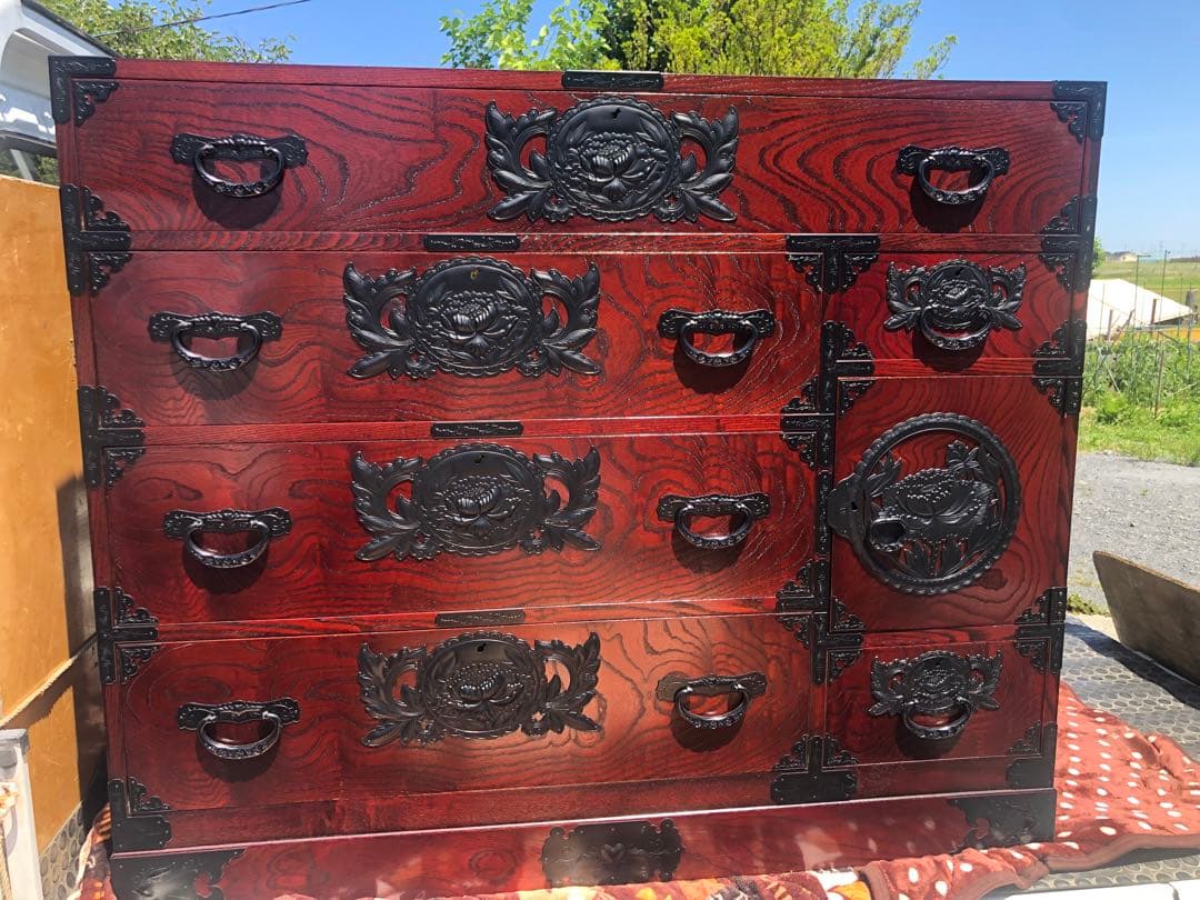 仙台箪笥 仙臺民藝 伊達箪笥 漆塗り 伝統的な彫刻付き木製箪笥