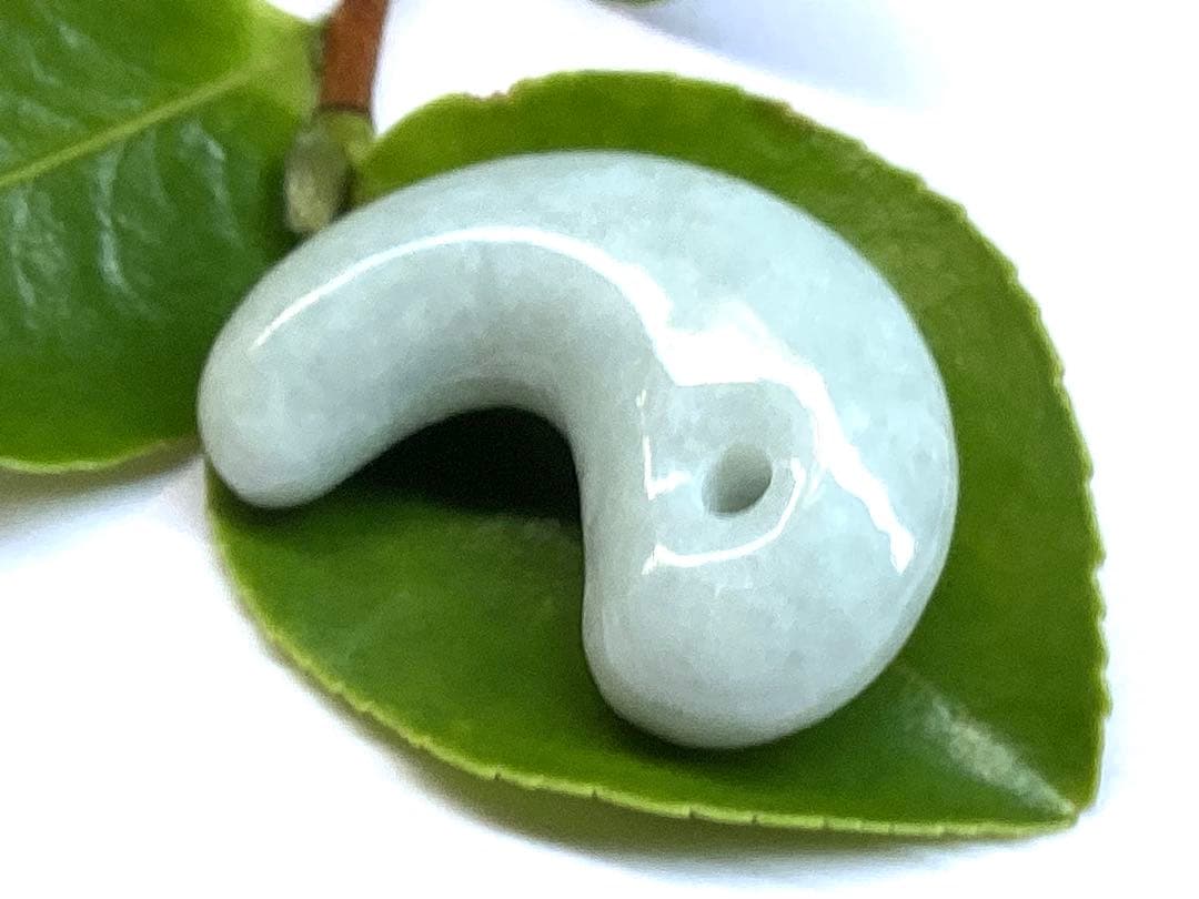 ✳浮かぶ氷紋様‼️　アイスジェイド　吉祥開運*糸魚川翡翠勾玉　お守りに　鑑別書付‼️