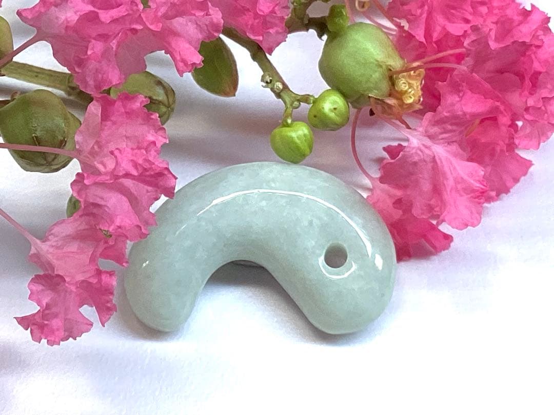 ✳浮かぶ氷紋様‼️　アイスジェイド　吉祥開運*糸魚川翡翠勾玉　お守りに　鑑別書付‼️