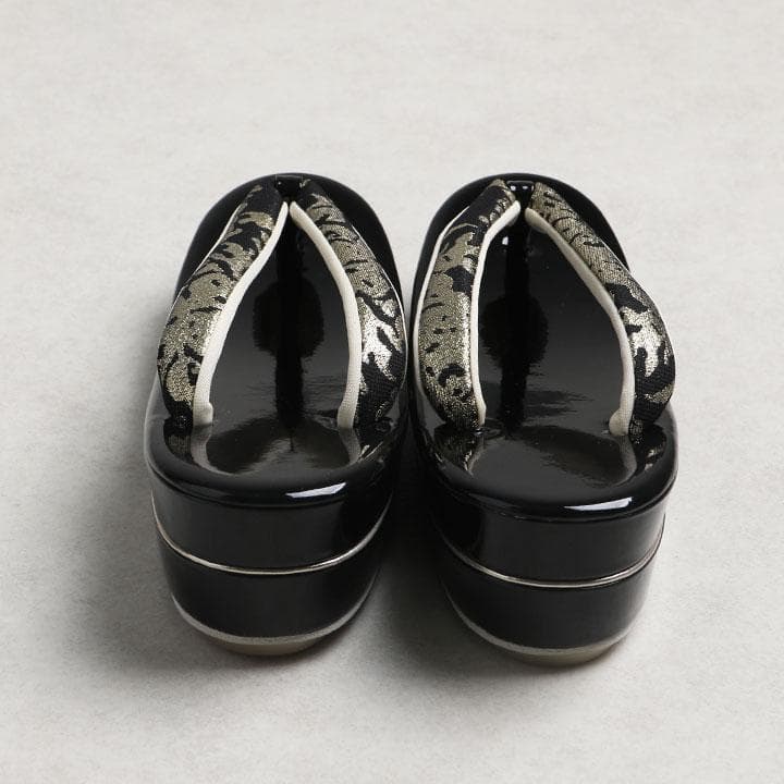 【新品】草履バッグセット　黒地にモダン柄 (ゴールド) 03079