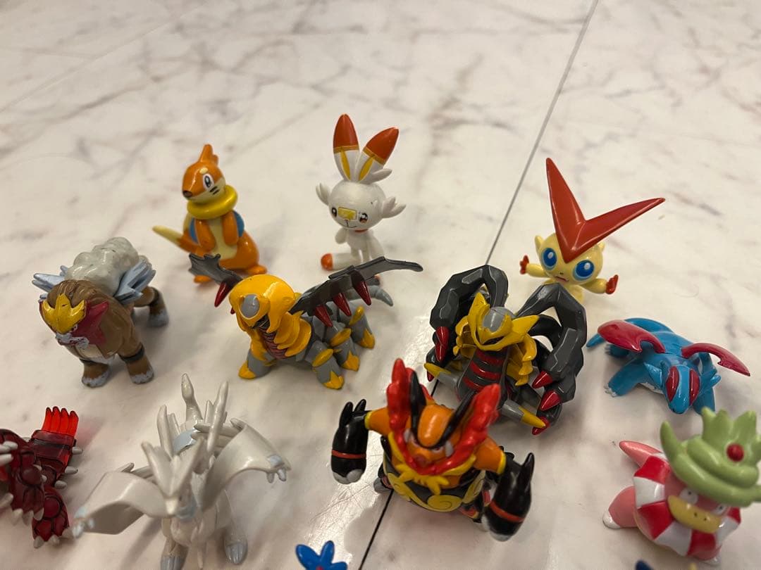 公*o様 モンコレ55個と破損あり8個大量セットにモンコレ以外のおまけ大量セット