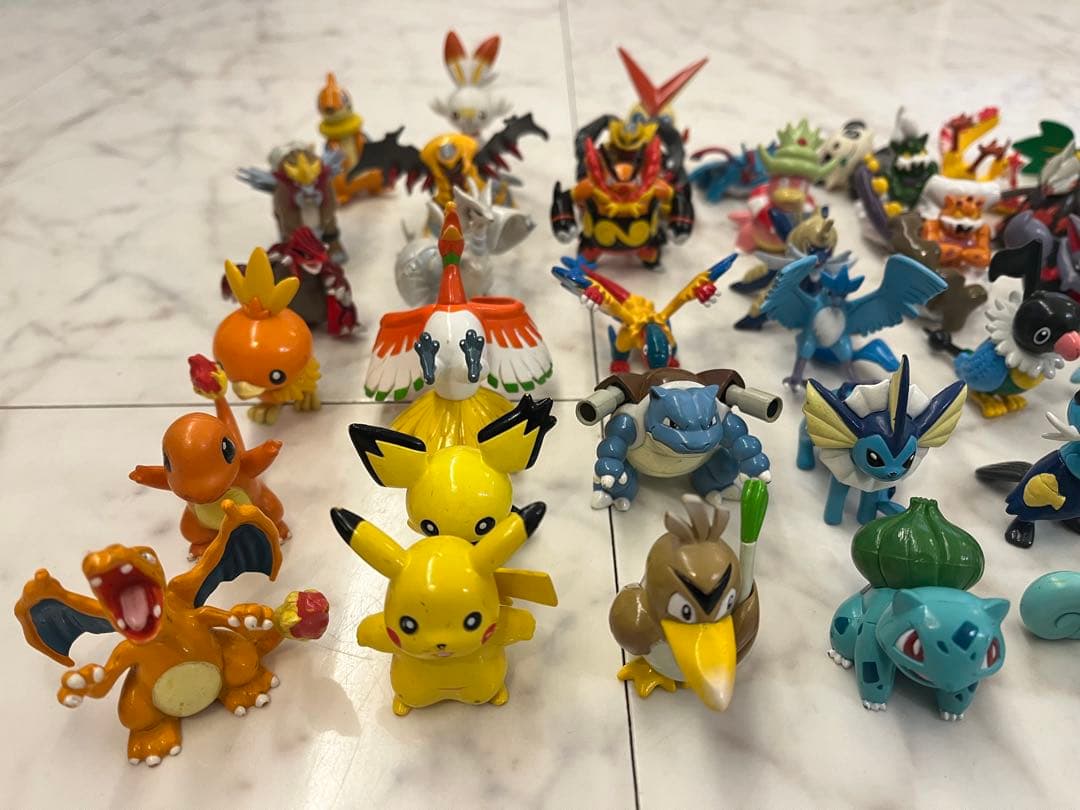 公*o様 モンコレ55個と破損あり8個大量セットにモンコレ以外のおまけ大量セット