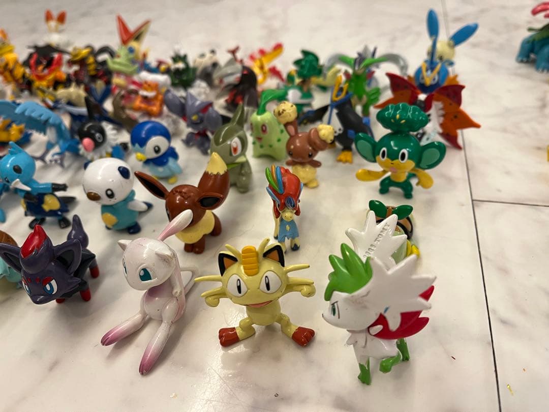 公*o様 モンコレ55個と破損あり8個大量セットにモンコレ以外のおまけ大量セット