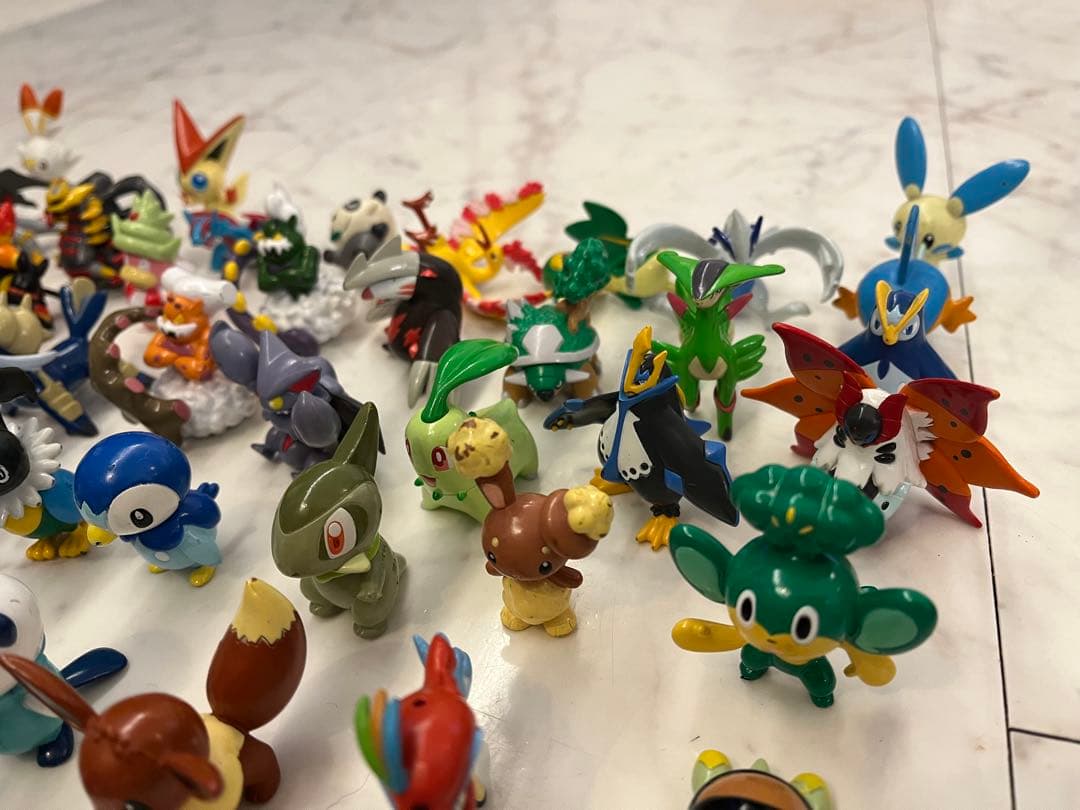 公*o様 モンコレ55個と破損あり8個大量セットにモンコレ以外のおまけ大量セット