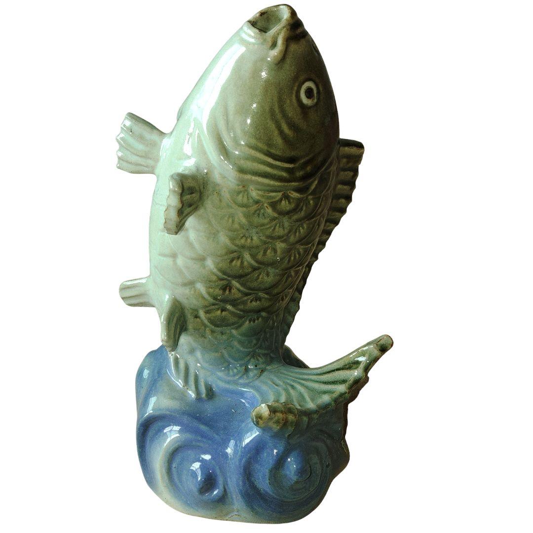 水面に跳び跳ねる鯉　置物　陶器製