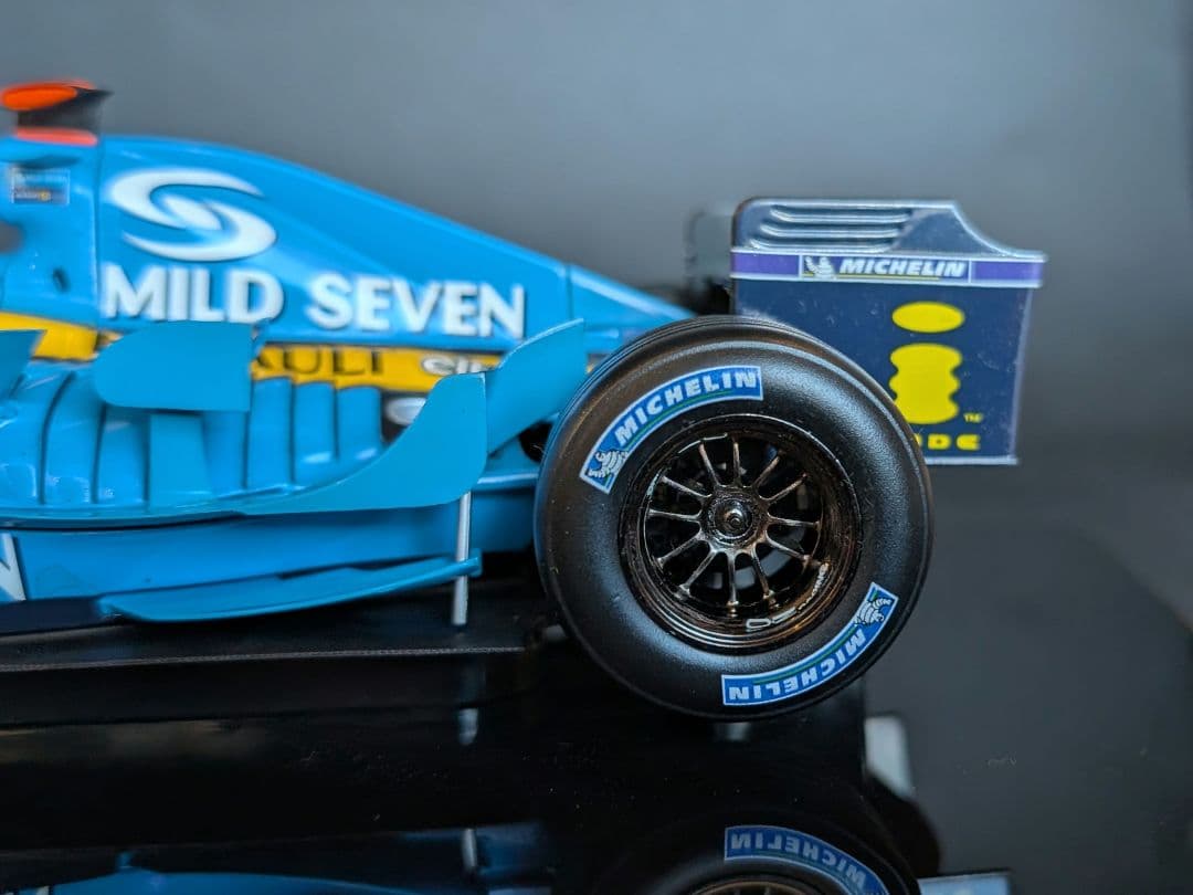 ホットウィール 1/18 ルノー R25 アロンソ 2005 チャンピオン