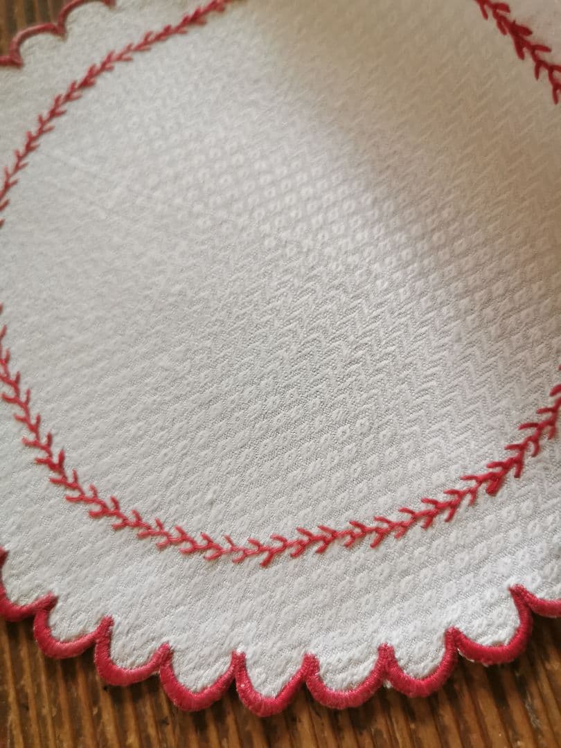 アンティークフランス ピケ風モチーフダマスク織❖〰️ 赤糸刺繍花型ドイリー