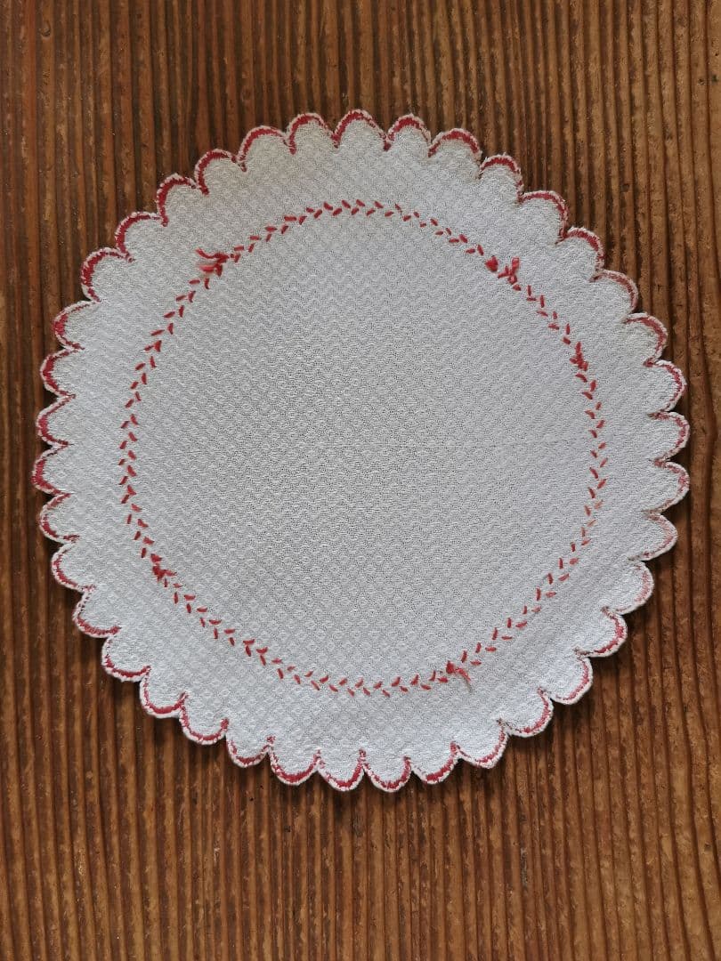 アンティークフランス ピケ風モチーフダマスク織❖〰️ 赤糸刺繍花型ドイリー