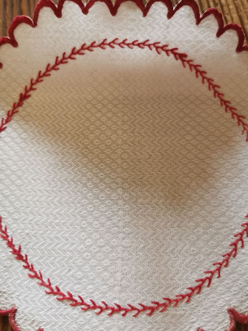 アンティークフランス ピケ風モチーフダマスク織❖〰️ 赤糸刺繍花型ドイリー