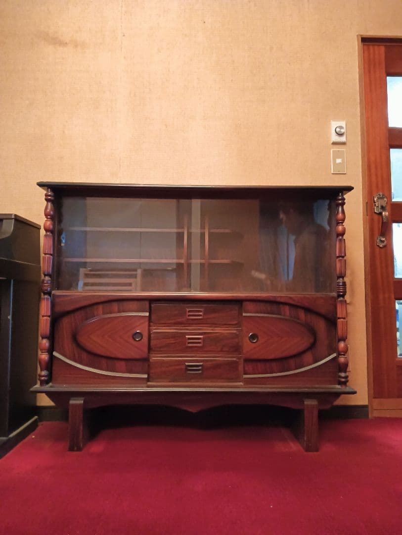 ダークブラウン　赤っぽいウッド ガラス扉キャビネット　昭和　レトロ　ビンテージ