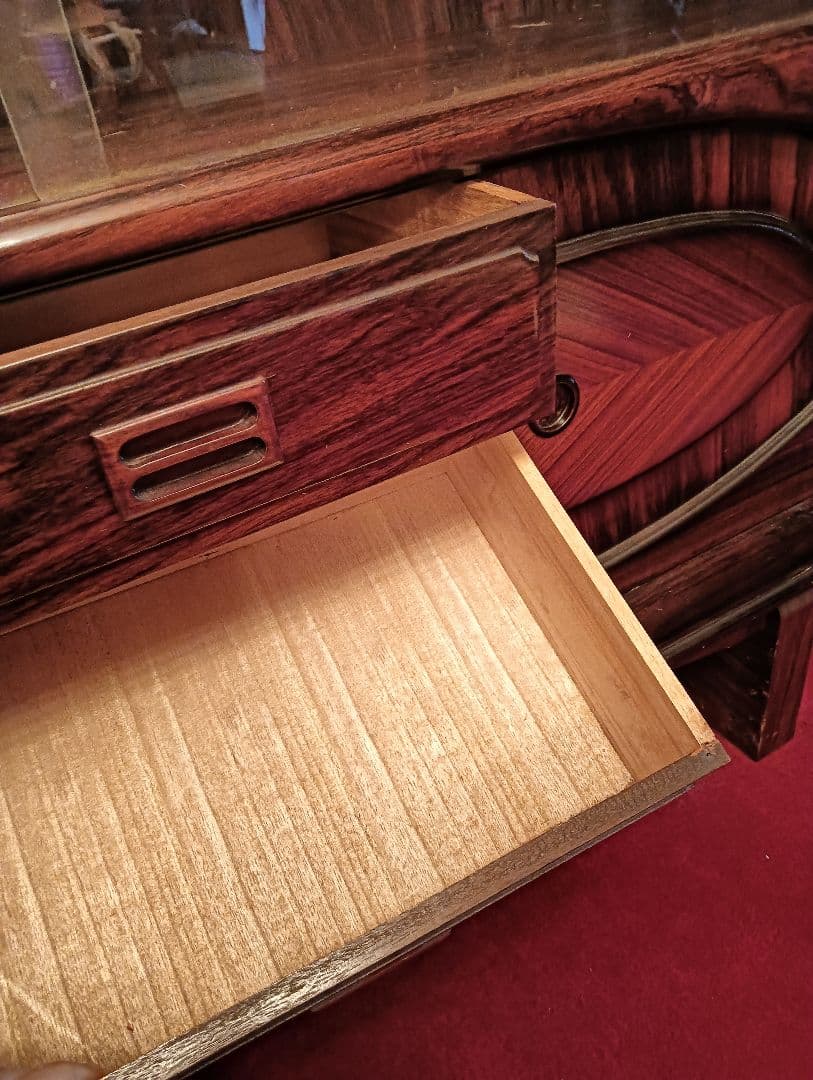 ダークブラウン　赤っぽいウッド ガラス扉キャビネット　昭和　レトロ　ビンテージ