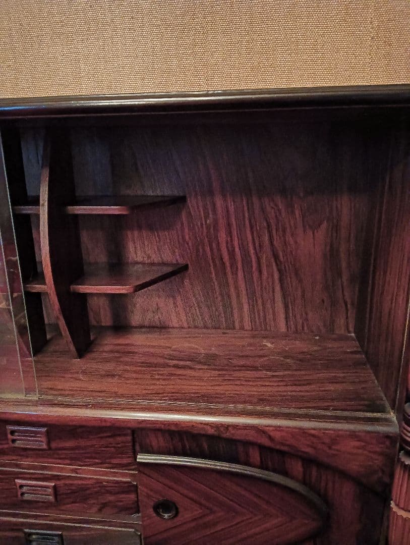 ダークブラウン　赤っぽいウッド ガラス扉キャビネット　昭和　レトロ　ビンテージ