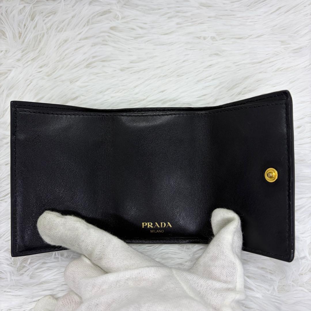 RFID搭載/美品✨プラダ　三つ折り財布 サフィアーノ 三角ロゴ　レザー　黒
