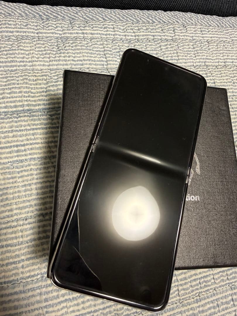 ち*ん様 [大容量美品]Galaxy Z Flip5 512GB クリーム SI