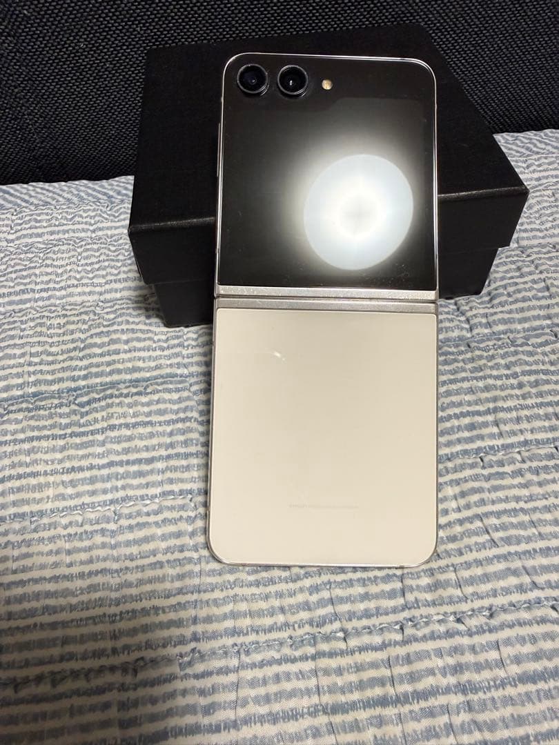 ち*ん様 [大容量美品]Galaxy Z Flip5 512GB クリーム SI