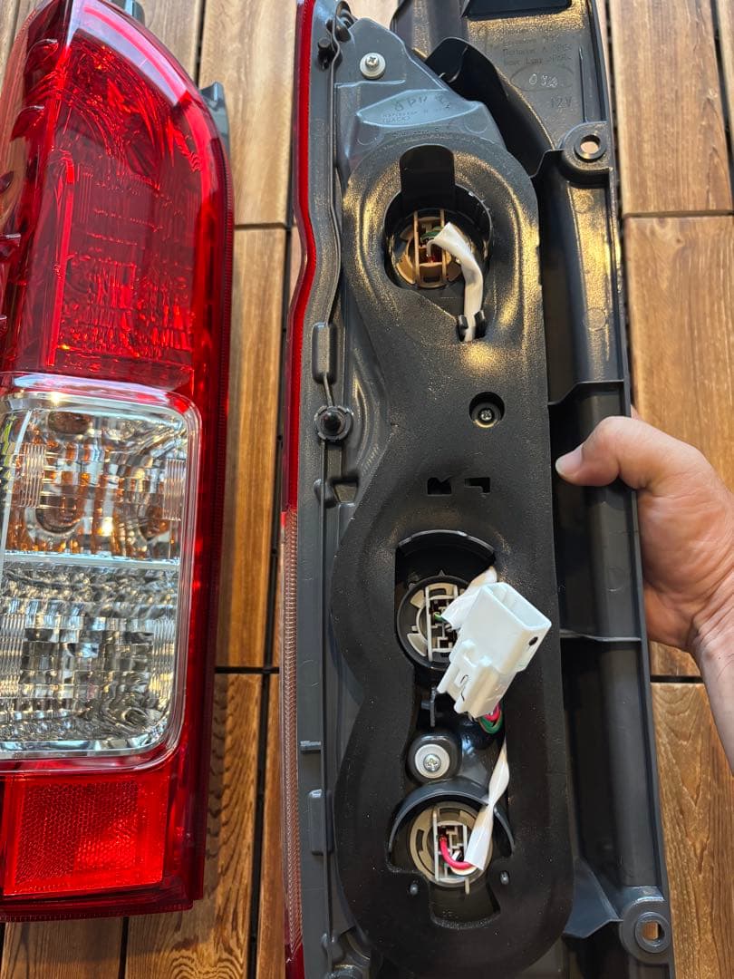 6型ハイエース　ワゴン　R3年新車外し　純正テールランプ　寒冷地仕様