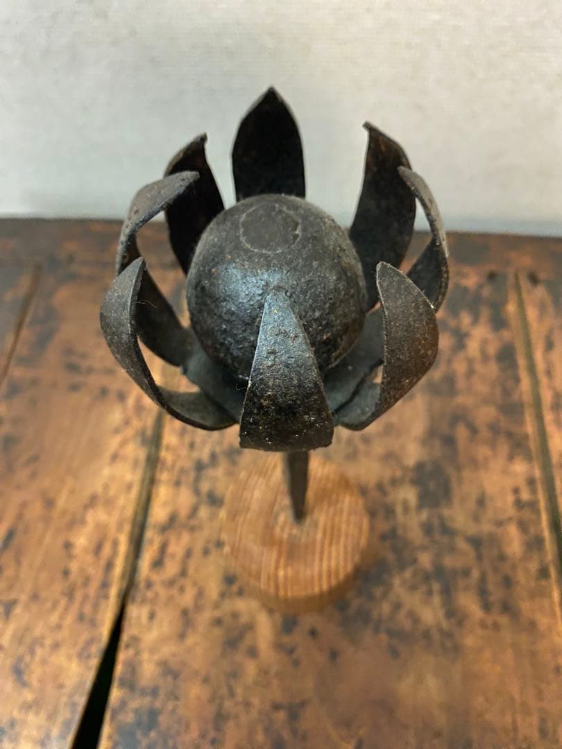 李朝工芸　鉄製オブジェ（蓮花）