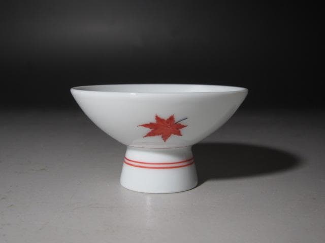 ☆　14代柿右衛門　錦紅葉文盃　手触りのよい一品です☆y498