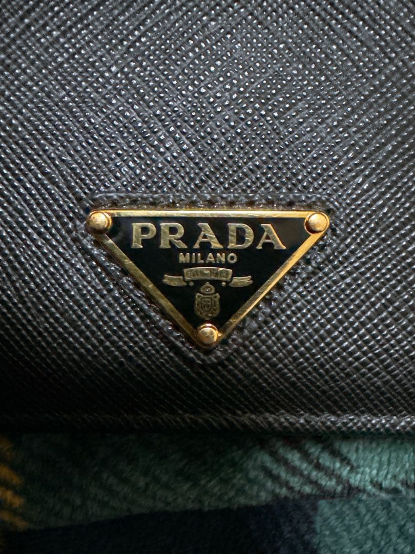 最終お値段です。PRADA 二つ折り財布