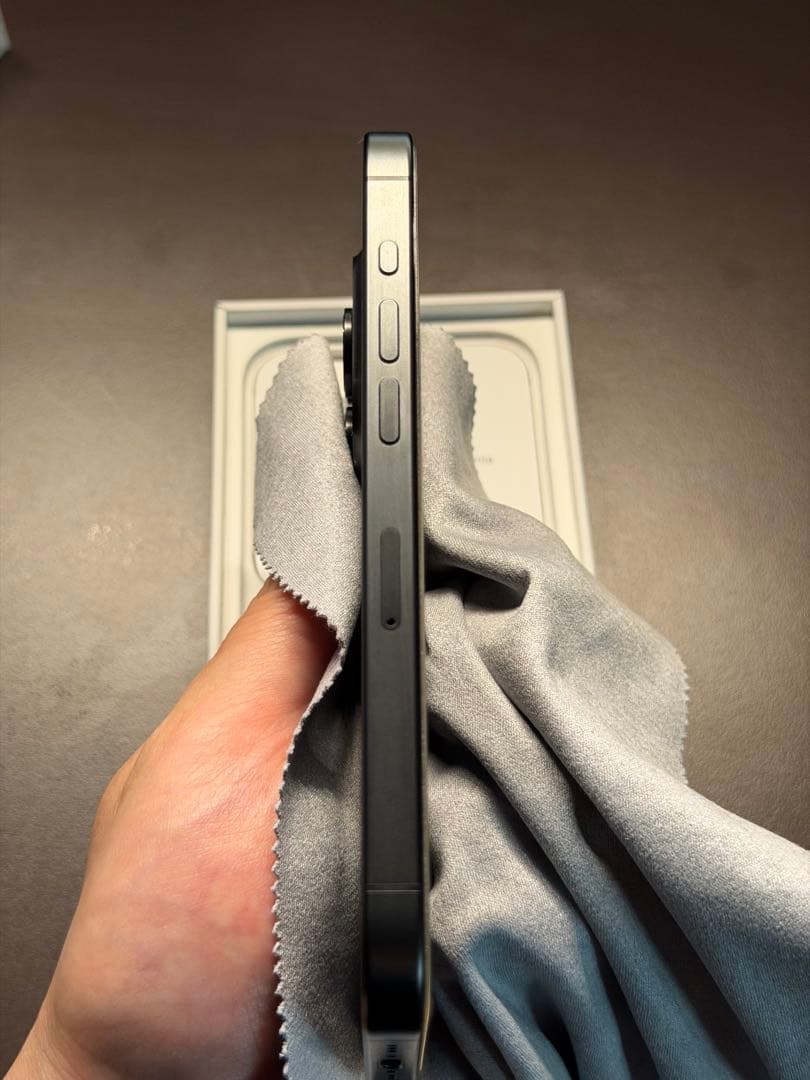 【美品】iPhone 15 Pro ブラックチタニウム256 GB SIMフリー