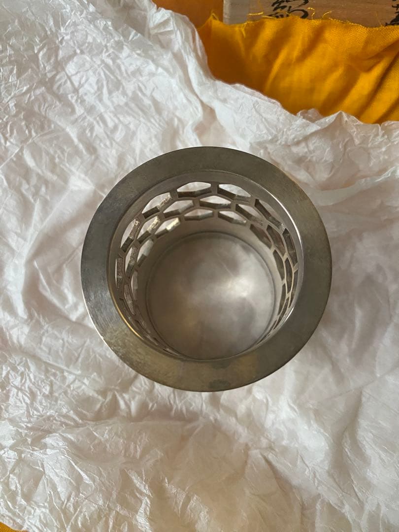 南鐐　亀甲透　青海波紋　蓋置　鋳師　金森紹栄氏作　共箱入