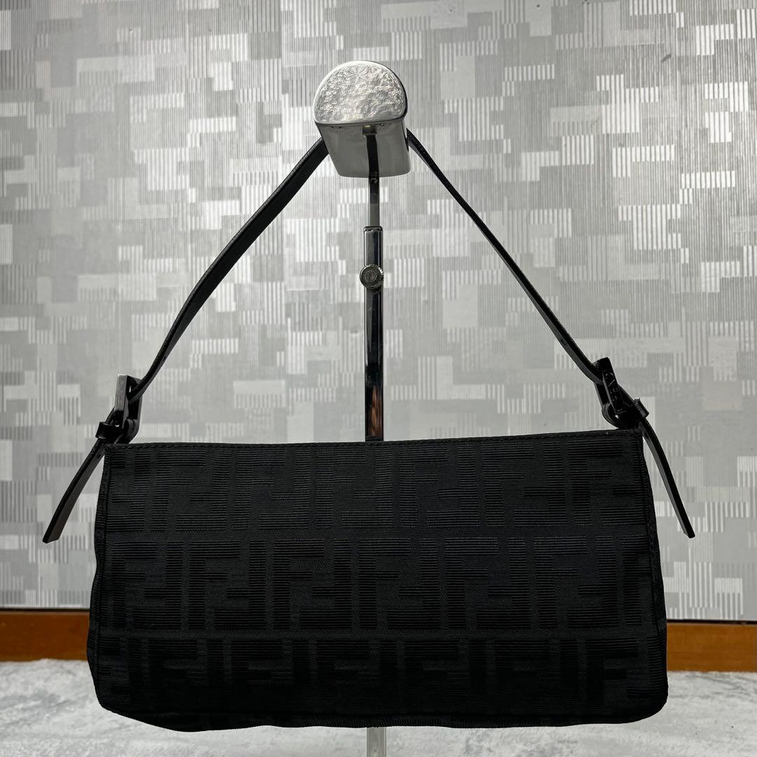 美品 FENDI フェンディ アクセサリーポーチ ズッカ柄 ブラック 黒