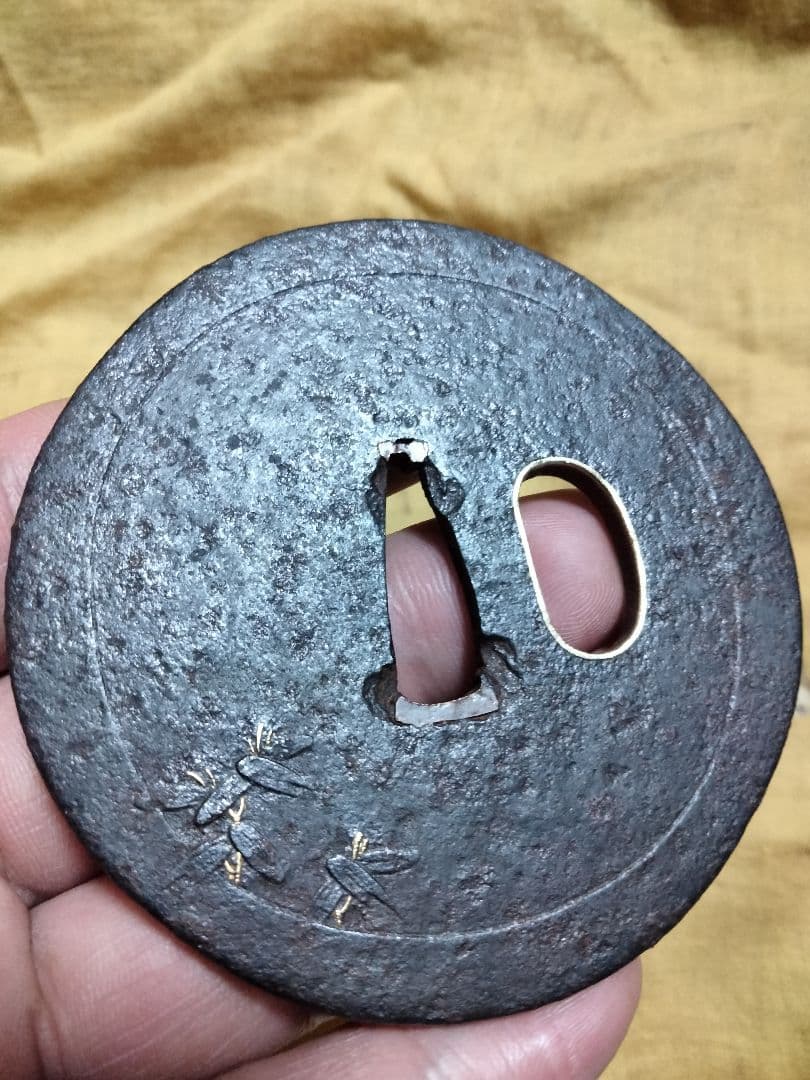 鉄鍔　鐔　(山城国伏見住金家　月に梅図)　江戸時代　後代金家