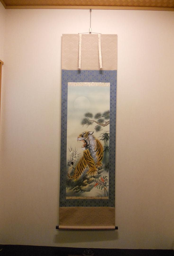 掛け軸 田中康浩 月下猛虎之図 絹本 希少 軸装 茶道具 掛軸 美品 です。