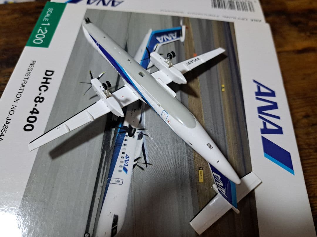 【美品】ANA 全日空商事　DHC-8-400 JA854A 1/200
