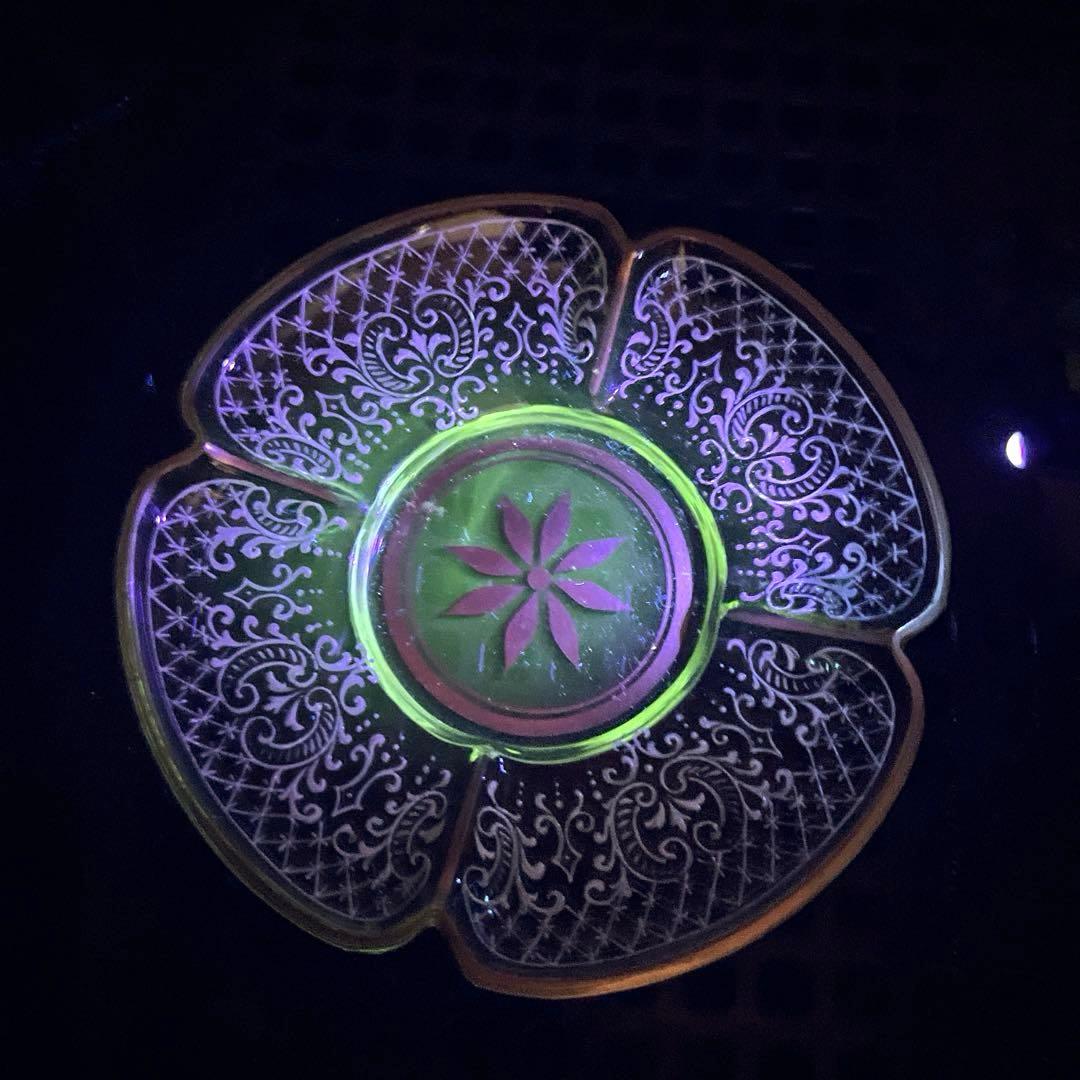 骨董　時代ガラス　精密エナメル絵付け　金彩　四葉型　ウランガラス　プレート１客